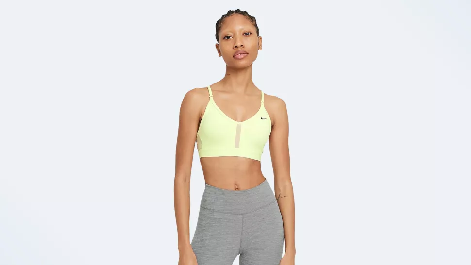 صورة لامرأة ترتدي حمالة الصدر الرياضية Nike Dri Fit Indy ، وهي واحدة من أفضل ماركة حمالات للصدر رياضية منخفضة التأثير للنساء