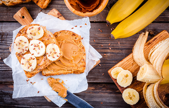 peanut butter snadwich and banana for ultramarathon nutrition brealfast